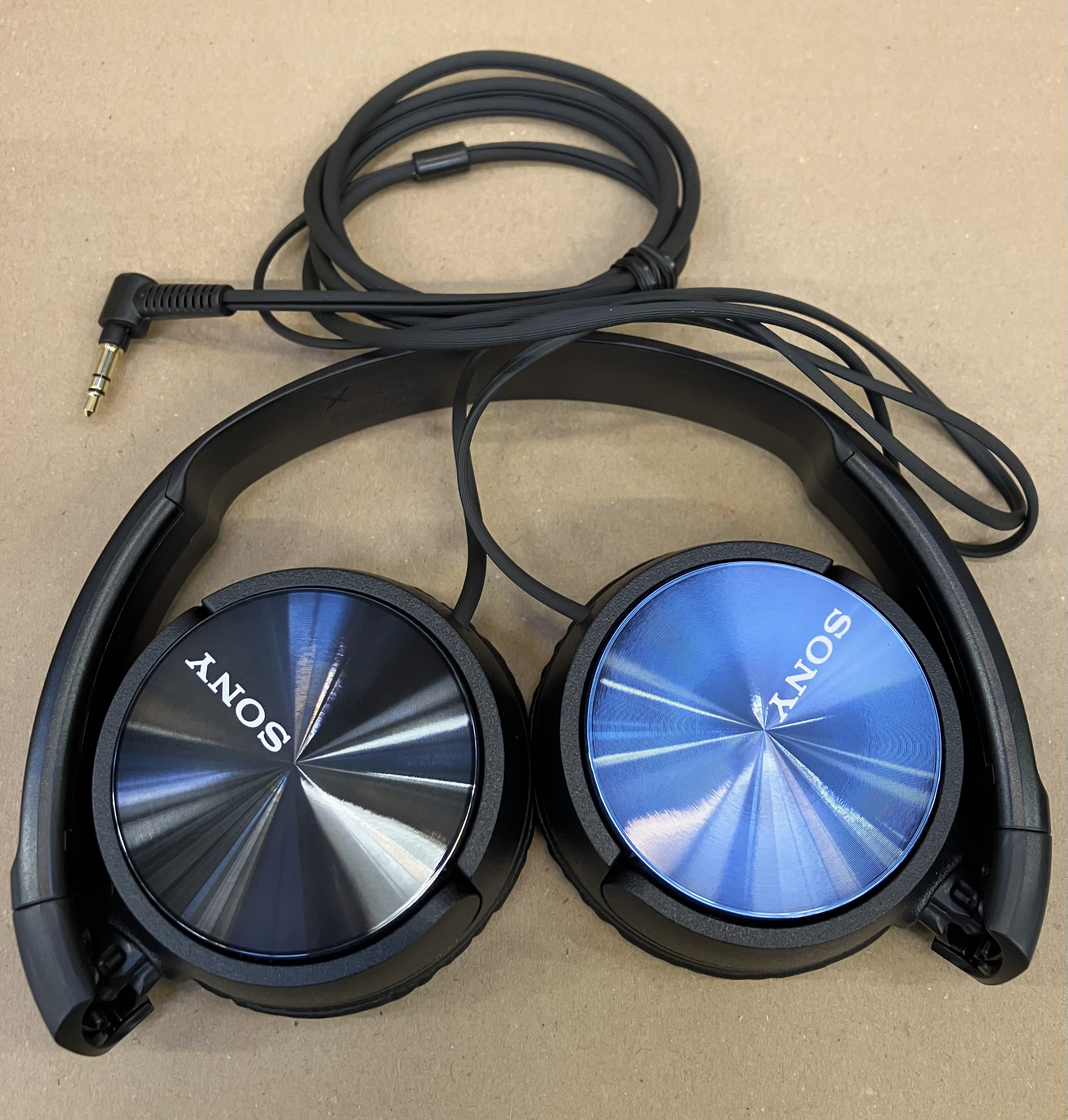 Różowe słuchawki douszne Sony i ich opakowanie.