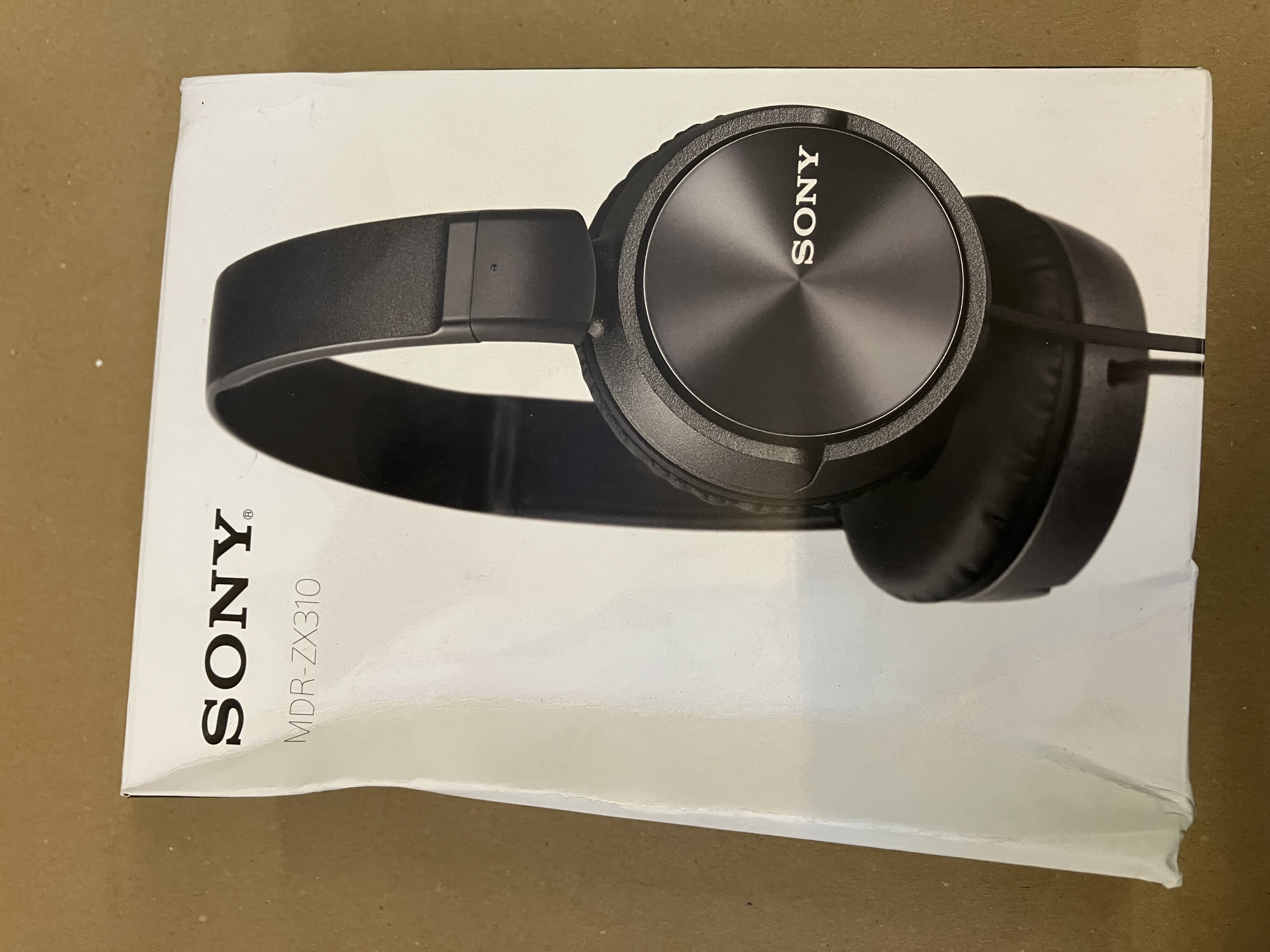 Białe pudełko z czarnymi słuchawkami Sony. Pudełko zawiera dane Sony i modelu.