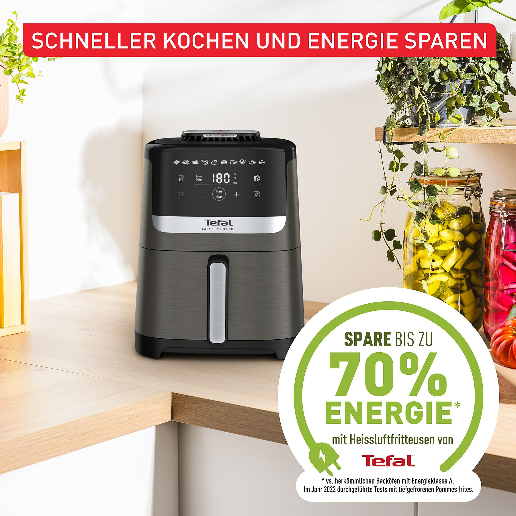 Friggitrice ad aria Tefal su un bancone con testo: 'Cottura più veloce e risparmio energetico'.
