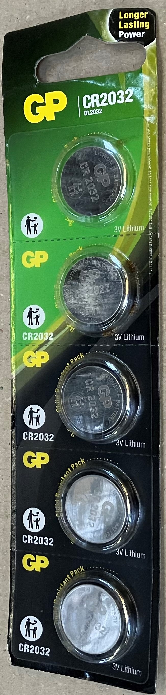 Blister baterii CR2032 z zielono-czarnym opakowaniem.