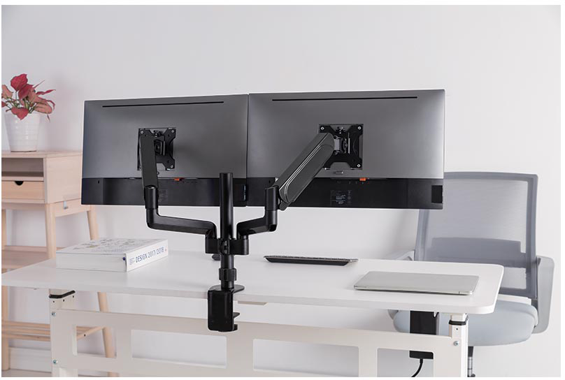 Két monitor hátulról, egy fehér asztalra szerelve, laptop, kartámasz.