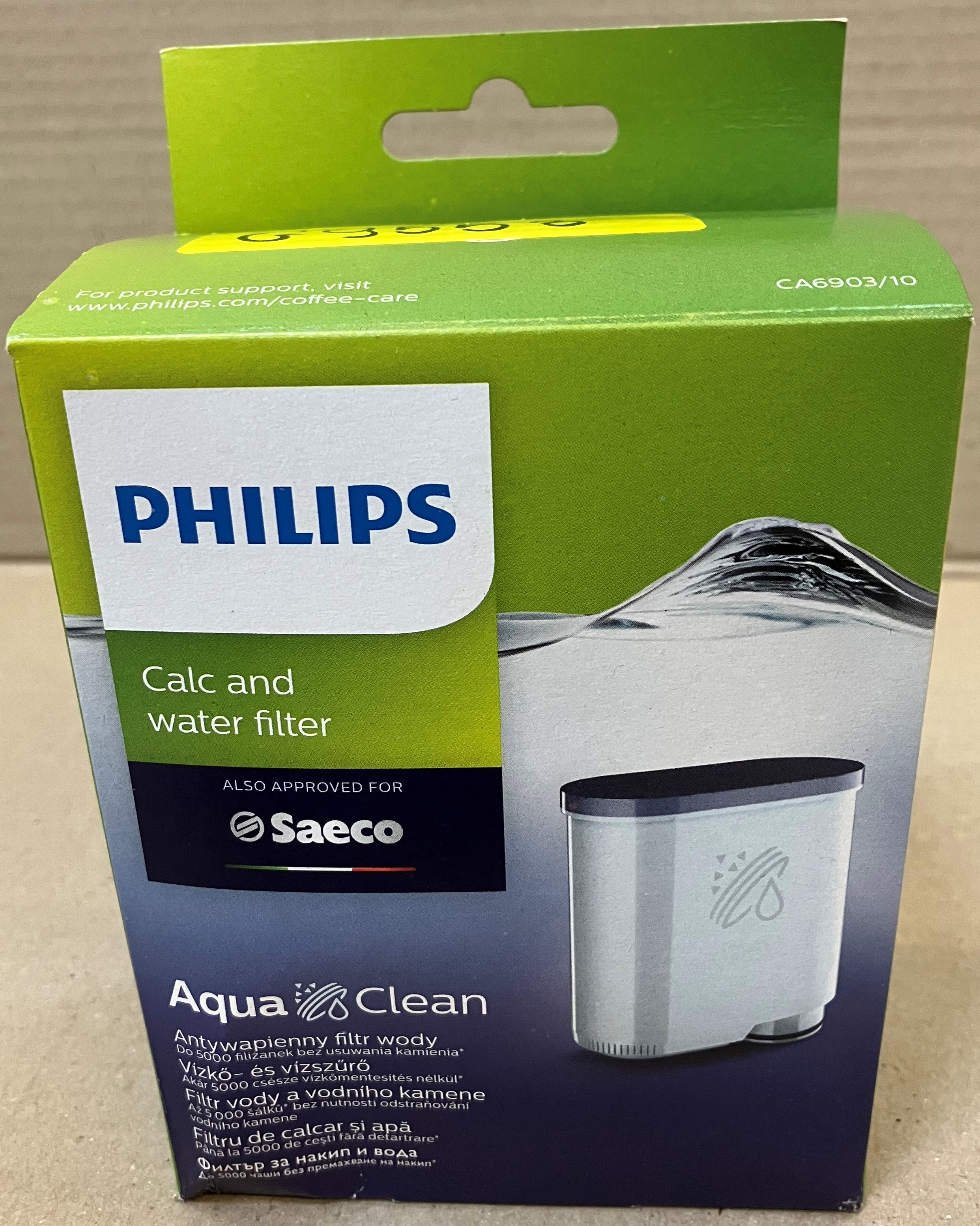 Pudełko filtra wody Philips AquaClean. Zielone i białe, ze zdjęciem wody i filtra.