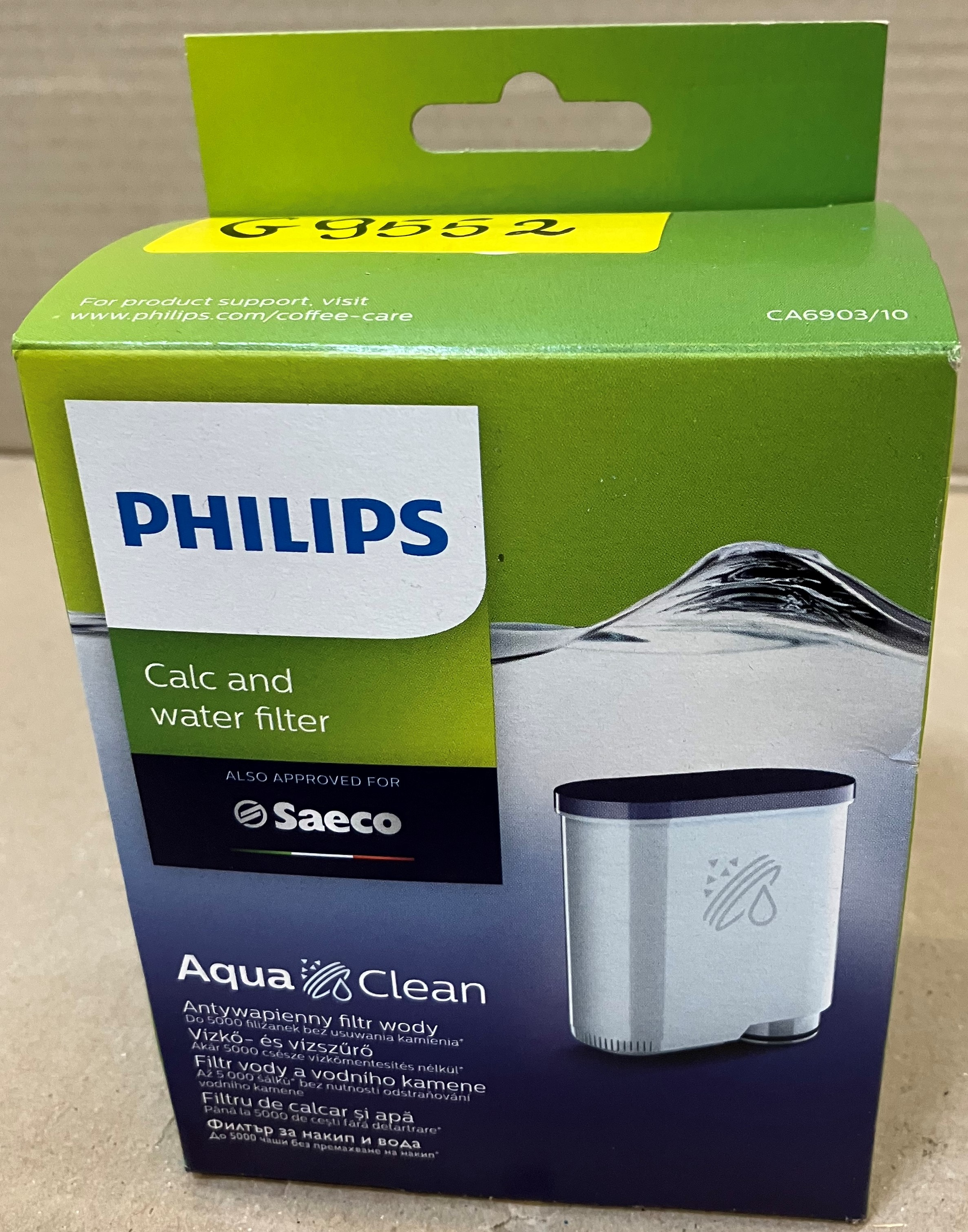 Zielono-białe pudełko z filtrem wody i kamienia Philips. Pudełko ma żółtą naklejkę.