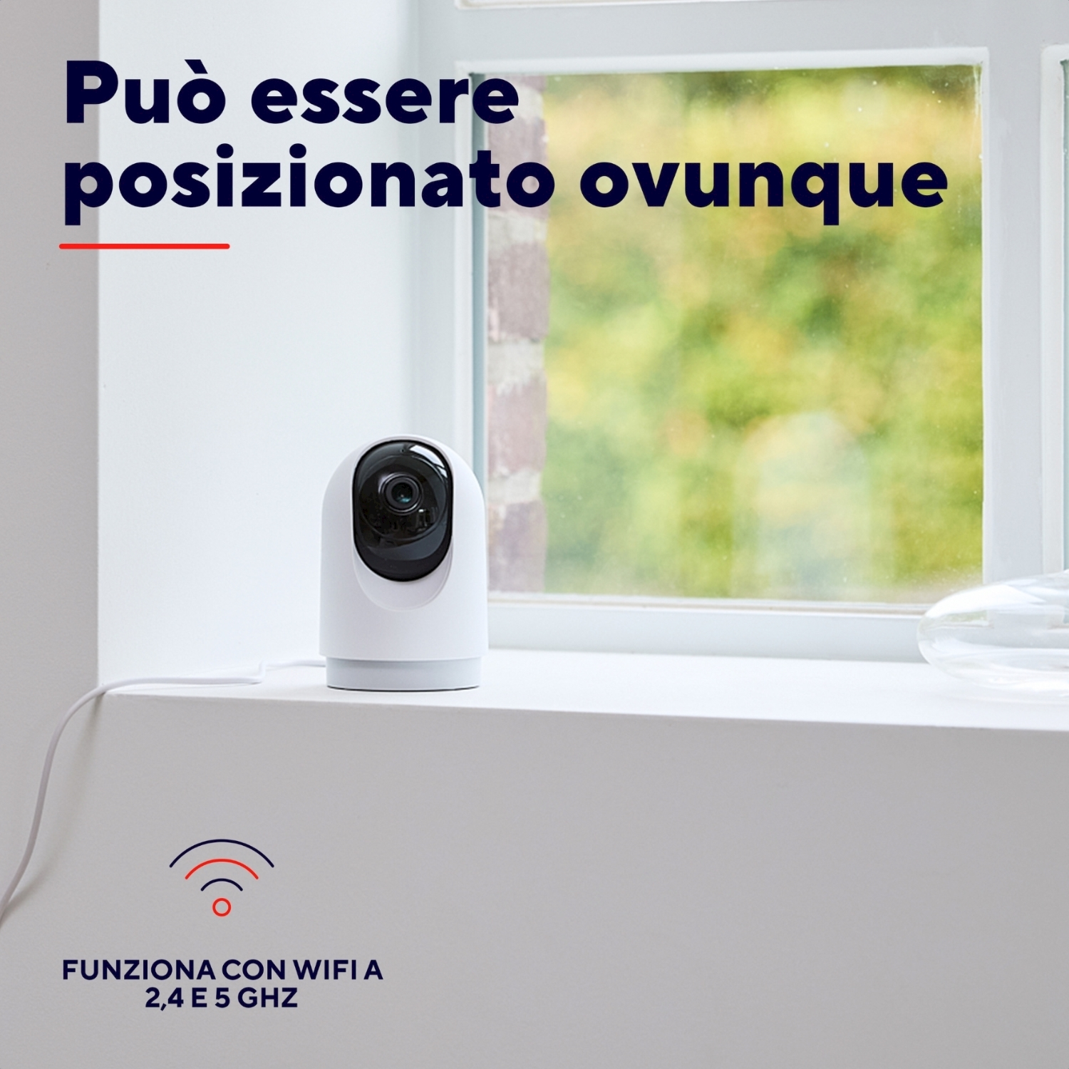 Una telecamera di sicurezza bianca su un davanzale, vicino a una finestra. Il testo dice che può essere posizionata ovunque.