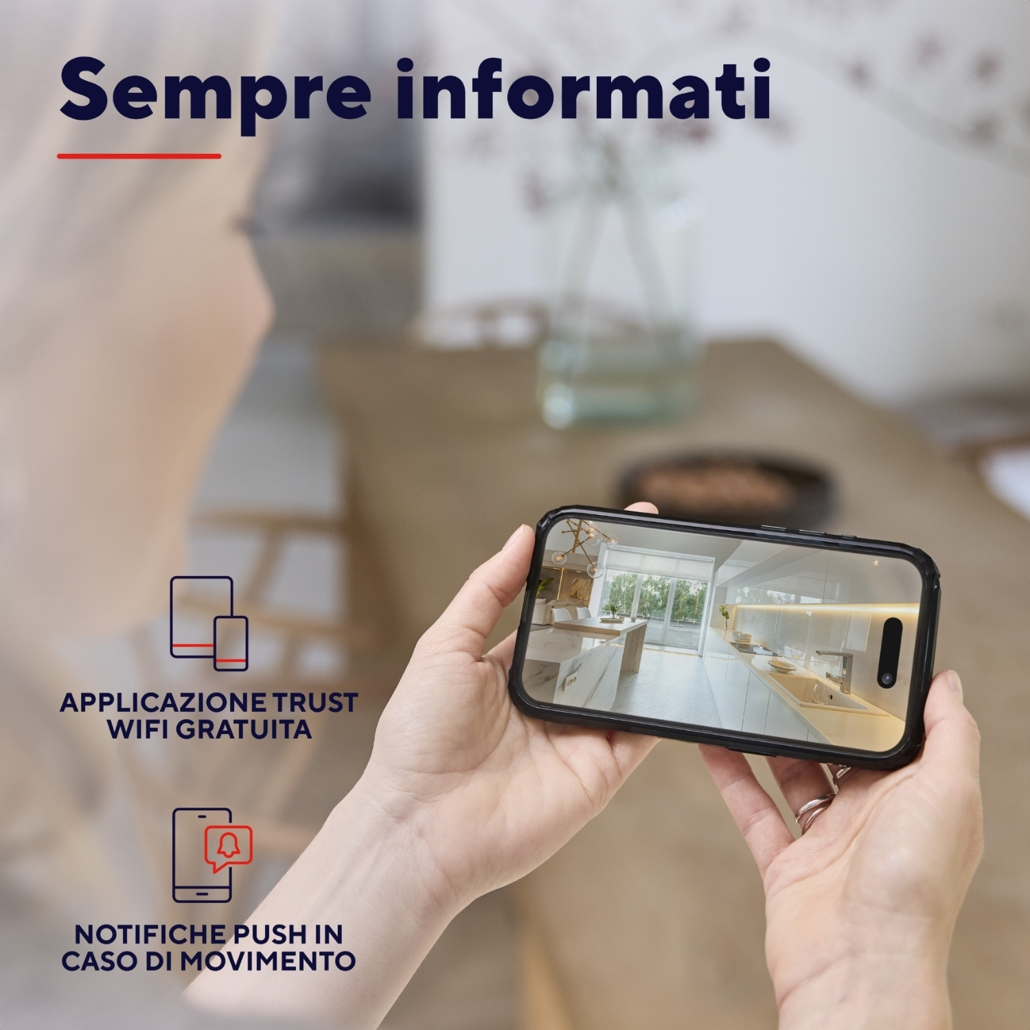 Una persona che tiene un telefono che mostra un'interfaccia per la casa intelligente. Viene visualizzato il testo sull'app.