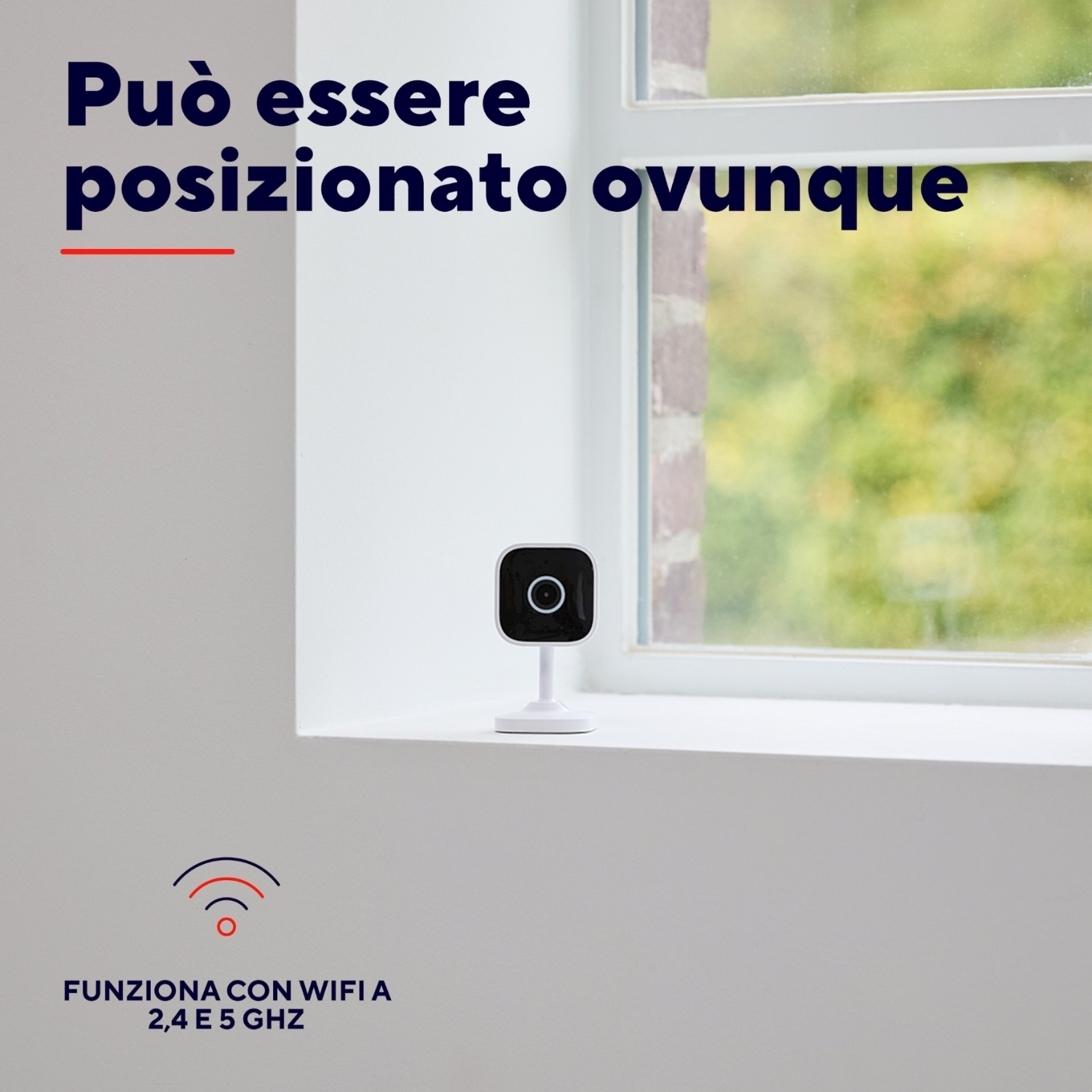 Una piccola telecamera di sicurezza nera su un supporto bianco, su un davanzale bianco.