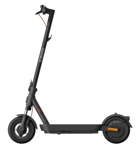 Czarna hulajnoga elektryczna Xiaomi, widok z boku, na białym tle.