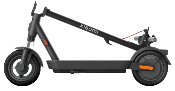 Złożona czarna hulajnoga elektryczna Xiaomi.
