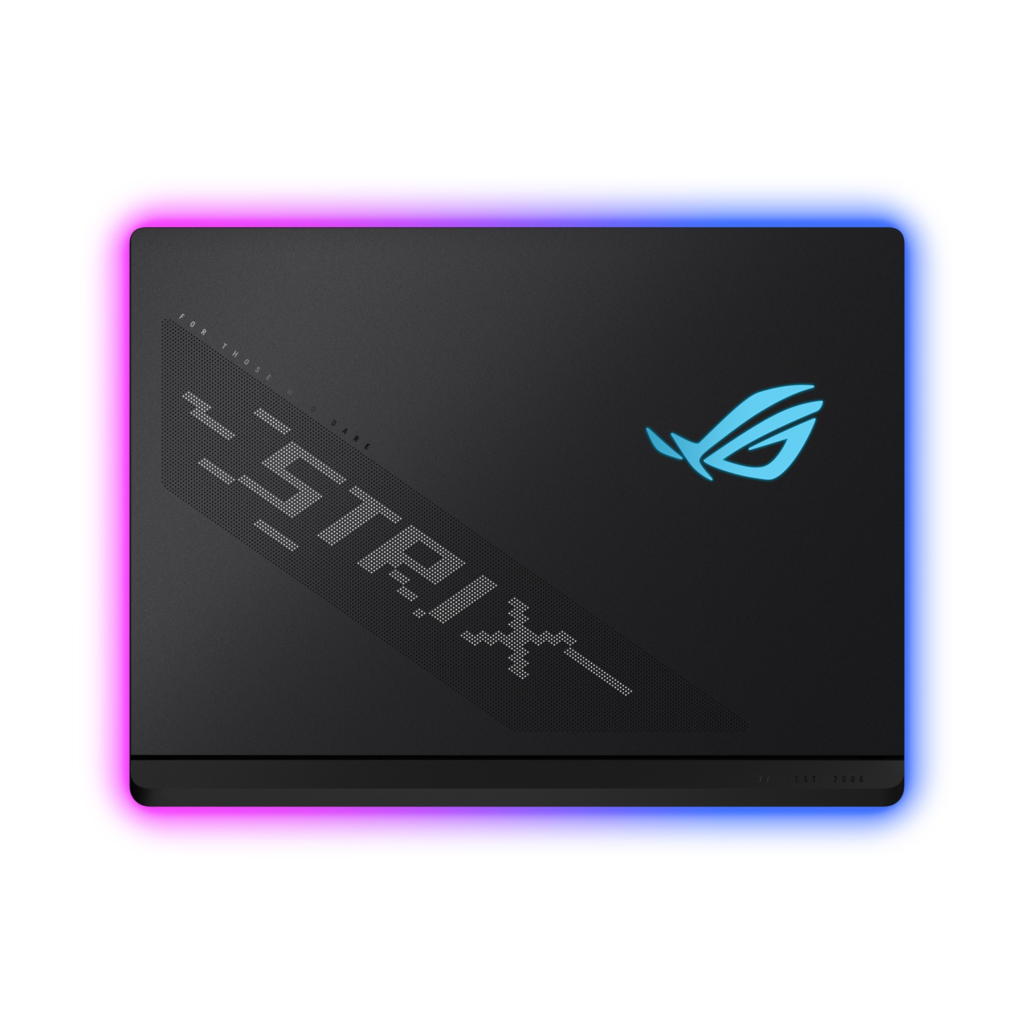 Zwarte laptop met Strix-logo en blauwe/roze lichtranden, op een witte achtergrond.