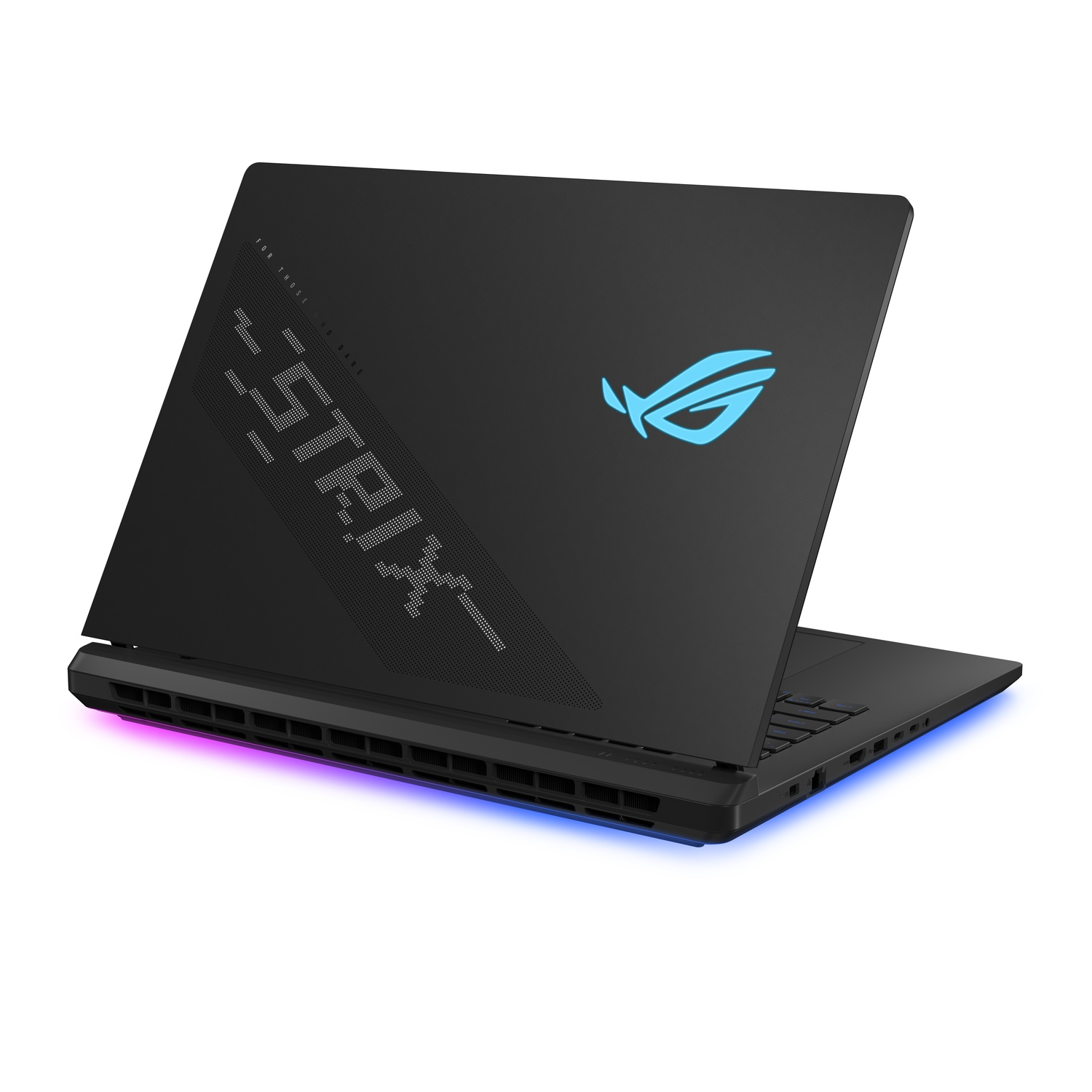 Zwarte laptop met ROG Strix-logo, iets open, met het toetsenbord en scherm.