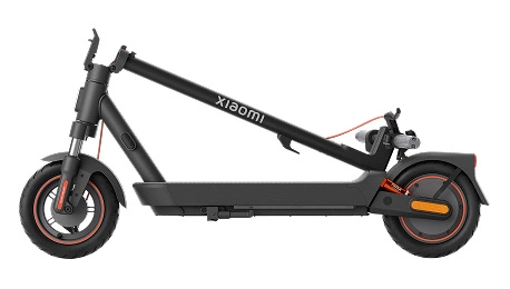 Czarna hulajnoga elektryczna Xiaomi, złożona, na białym tle. Hulajnoga jest pod kątem.