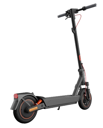 Hulajnoga elektryczna, czarno-szara, z pomarańczowymi akcentami. Hulajnoga na białym tle.