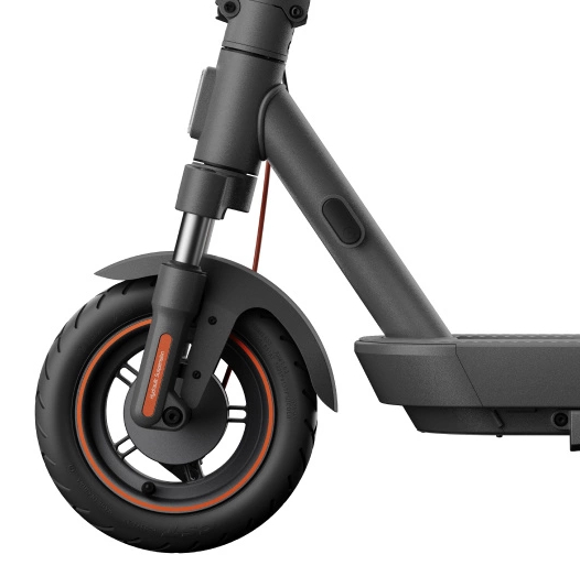 Zbliżenie przedniego koła i zawieszenia hulajnogi elektrycznej.