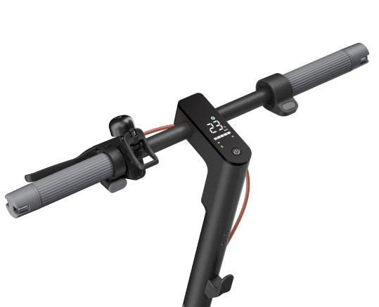 Kierownica skutera z wyświetlaczem i elementami sterowania. Kolory czarny i szary.