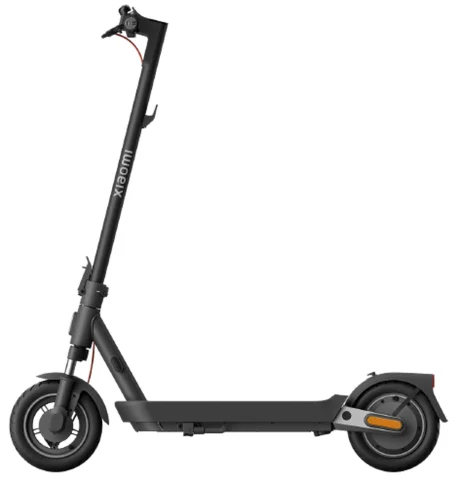 Czarna hulajnoga elektryczna, widok z boku, na białym tle.