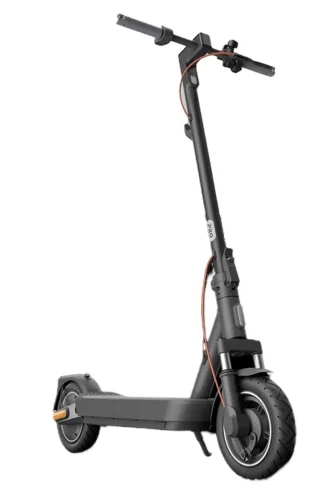 Blender z owocami i lodem. Blender jest czarny i różowo-złoty.