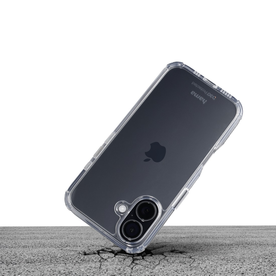 Eine transparente Handyhülle mit einem iPhone darin, das auf einer rissigen Oberfläche liegt. Das Hama-Logo ist sichtbar.