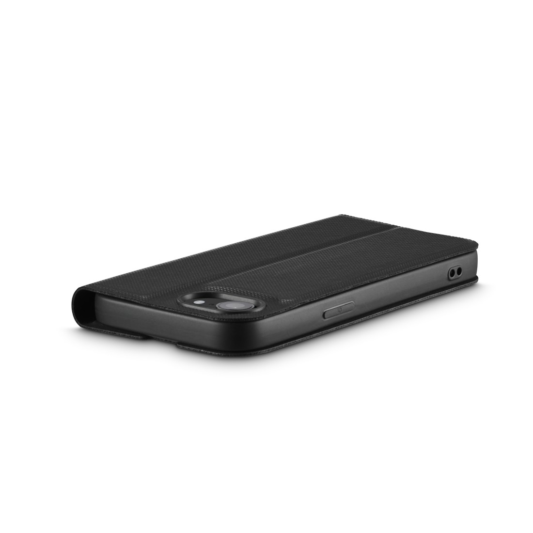 Eine schwarze Telefonhülle, geschlossen, aus einem Winkel auf weißem Hintergrund gesehen. Sie ist strukturiert.