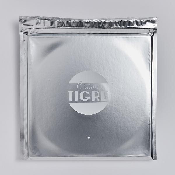 Silbermetallic-Verpackung mit 'C'mon Tigre' Text.