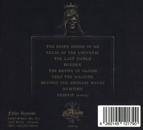 Albumcover mit Text in Gold. Dunkler Hintergrund. Schädel-Grafik.