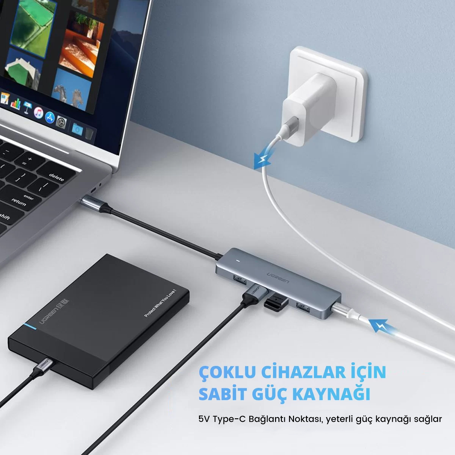 Çoklu kablolar ve bir güç adaptörü ile bir hub'a bağlı dizüstü bilgisayar. Metin: Birden fazla cihaz için güç kaynağı.