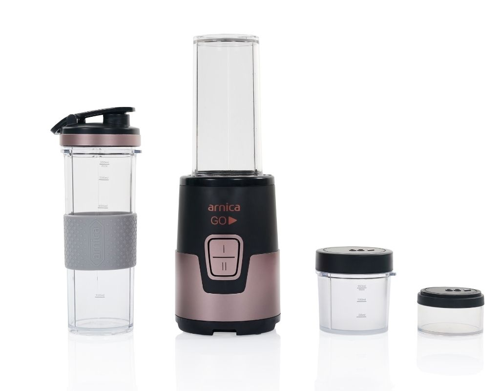 Beyaz arka planda dört şeffaf plastik mutfak robotu eki. Blender ve kaplar.
