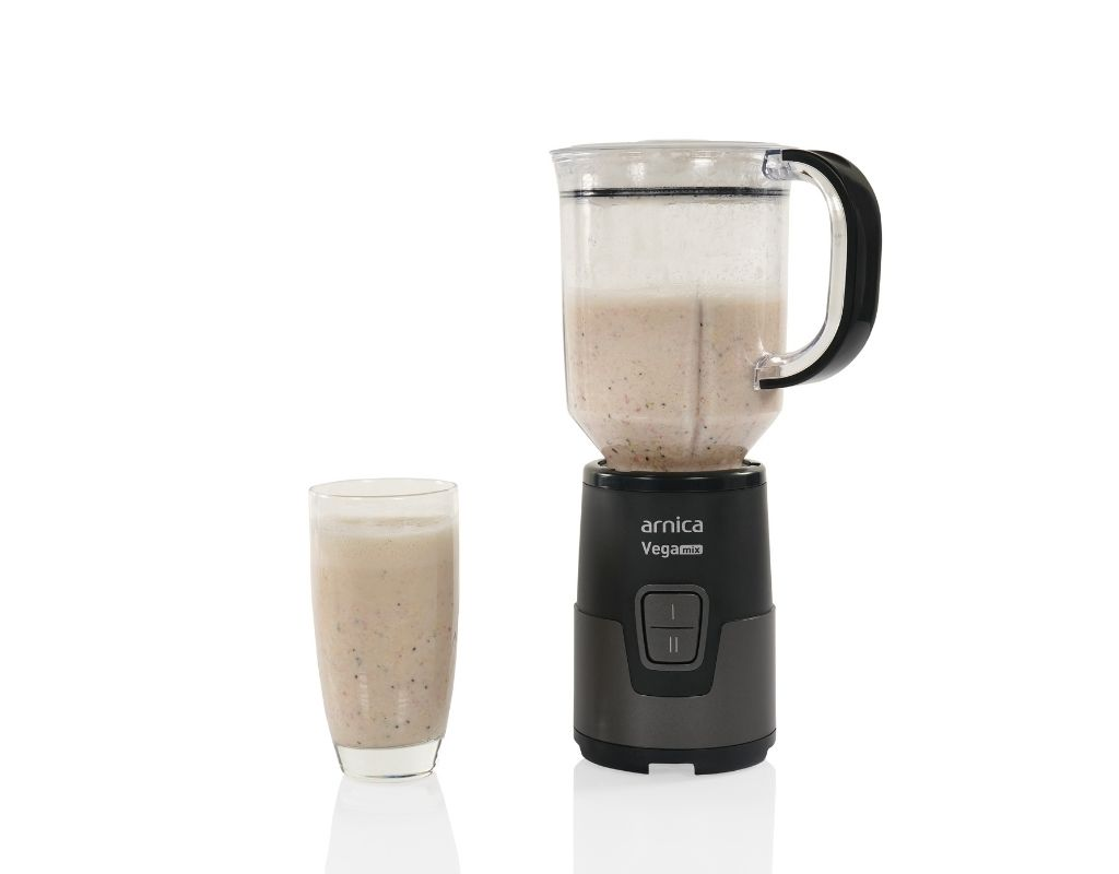 İçinde smoothie olan bir blender ve yanında bir bardak smoothie.
