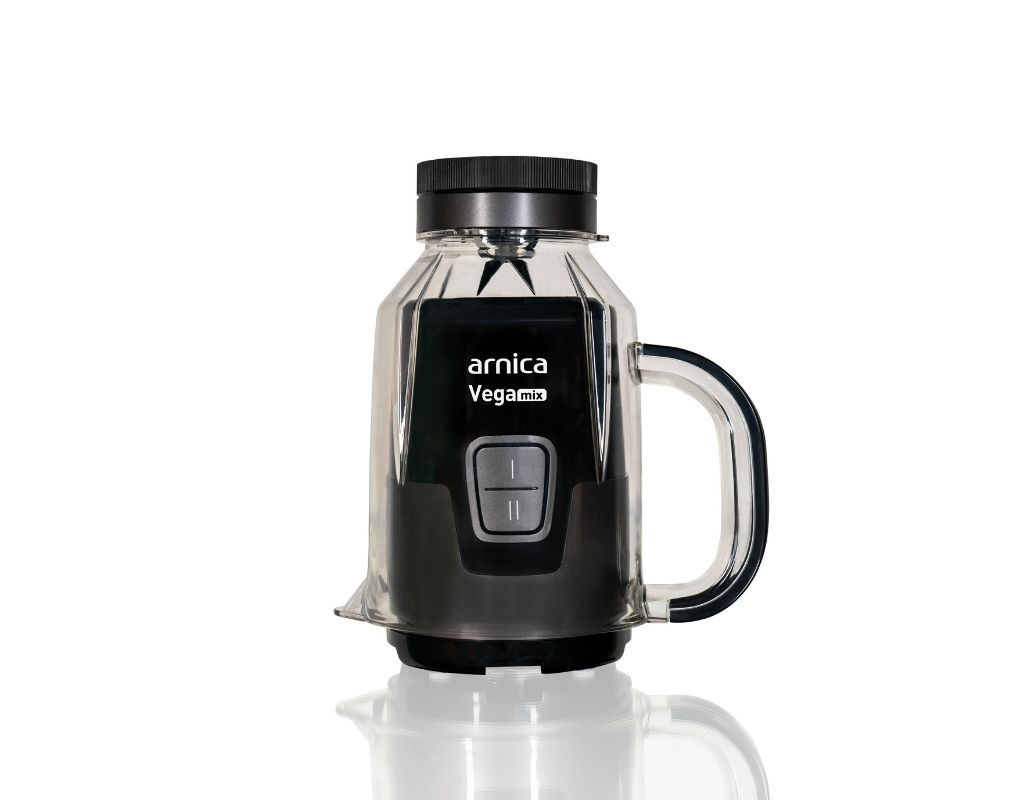 Şeffaf kavanoz, siyah taban ve tutacaklı blender, beyaz zemin.