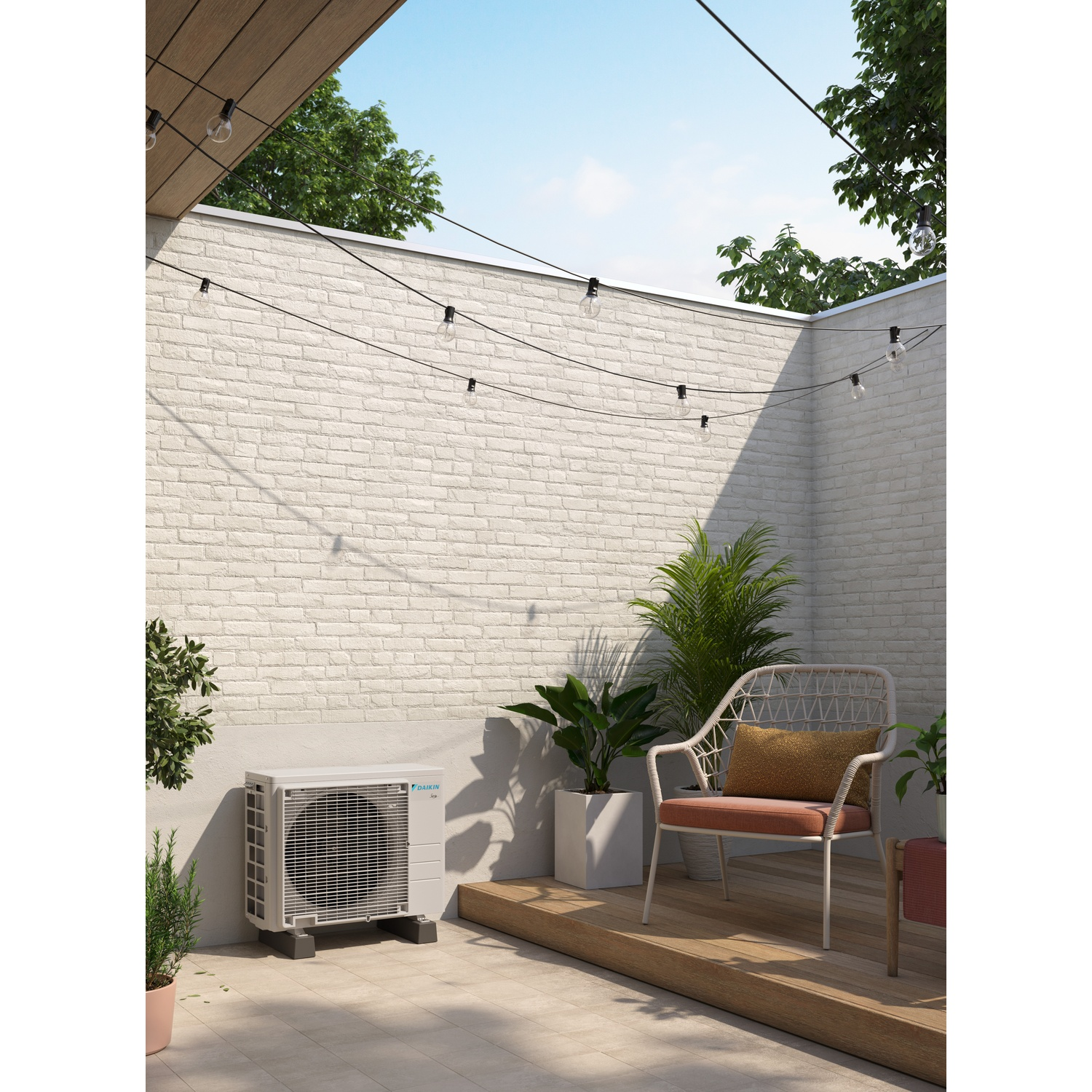 Patio esterno con muro di mattoni bianchi, piante, luci a corda e pompa di calore.