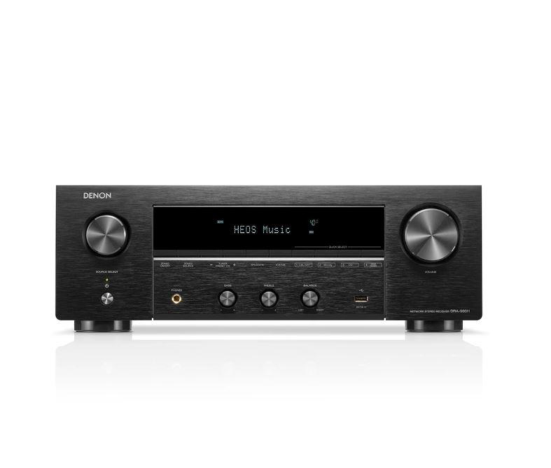 Schwarzer Denon Audio-Receiver mit Display und Knöpfen. Weißer Hintergrund.