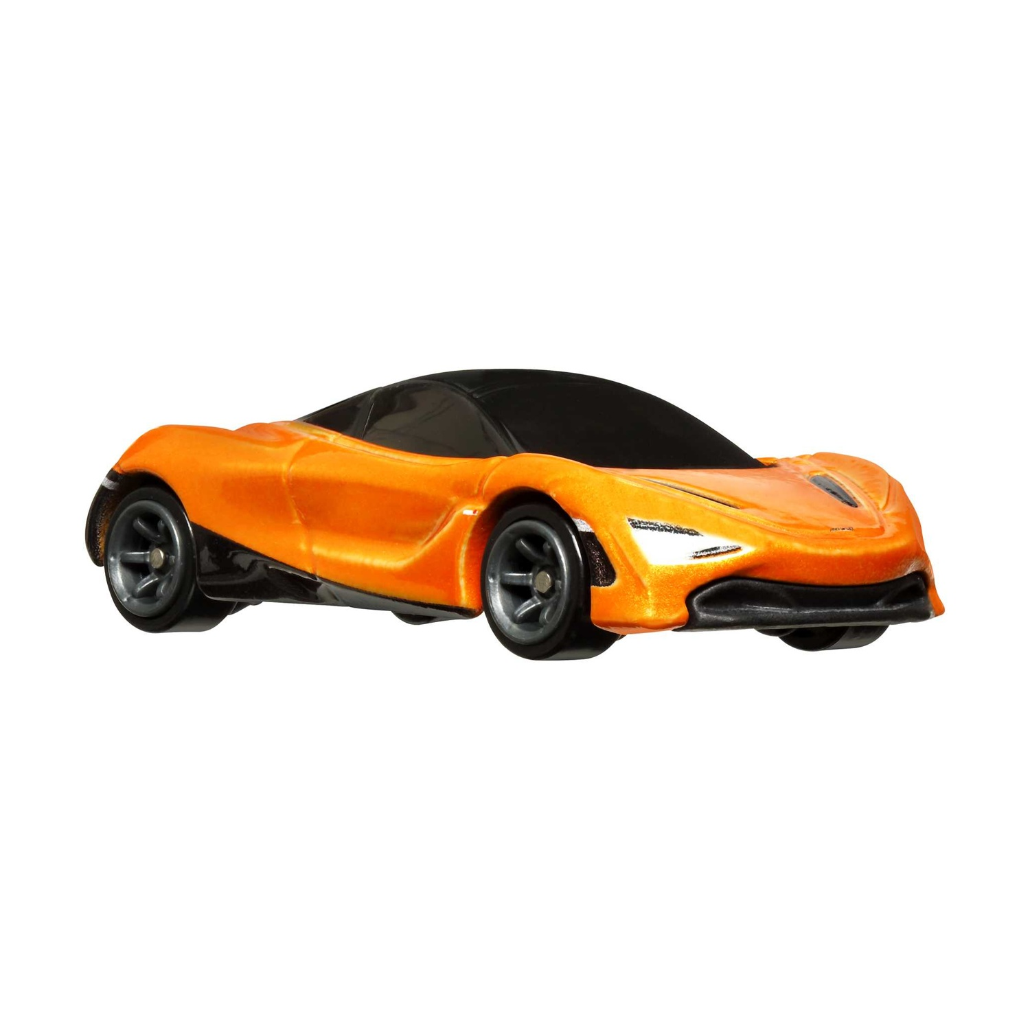 Auto sportiva arancione, tetto e ruote nere. L'auto è in movimento, sfondo bianco.