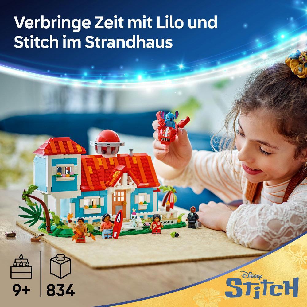 Ein Kind spielt mit Lego-Set, Stitch-Thema, Haus und Figuren sind sichtbar.