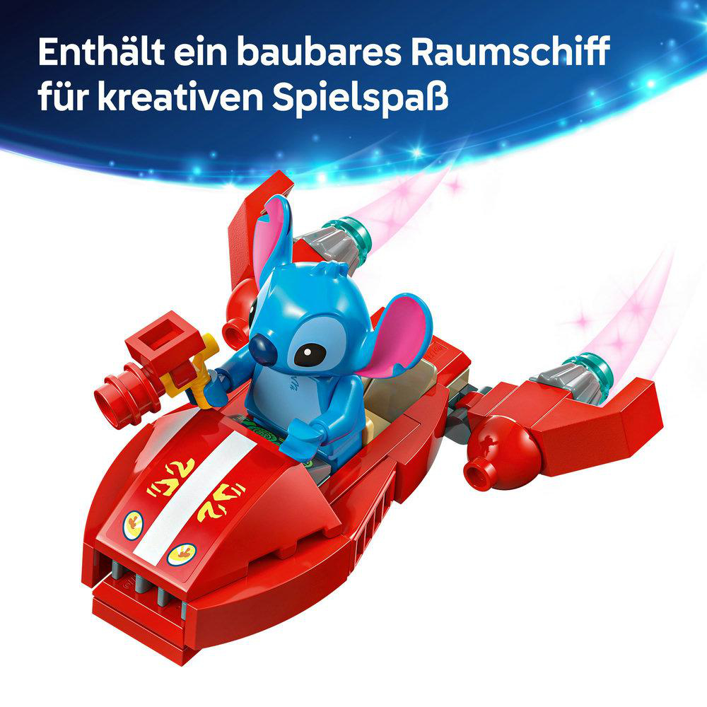 Stitch in einem roten Lego-Raumschiff mit blauen Flammen. Blauer Hintergrund.