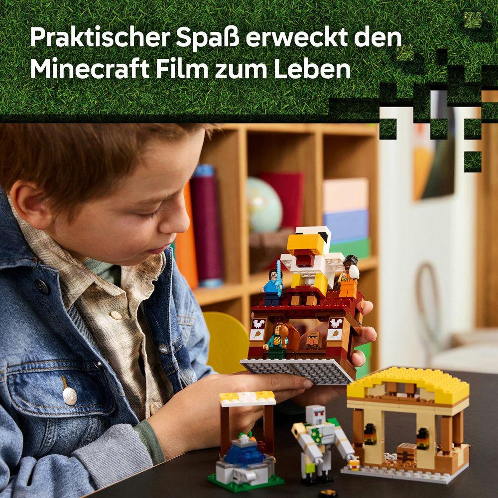Ein Junge spielt mit einem Lego Minecraft-Set, weitere Sets im Blick.