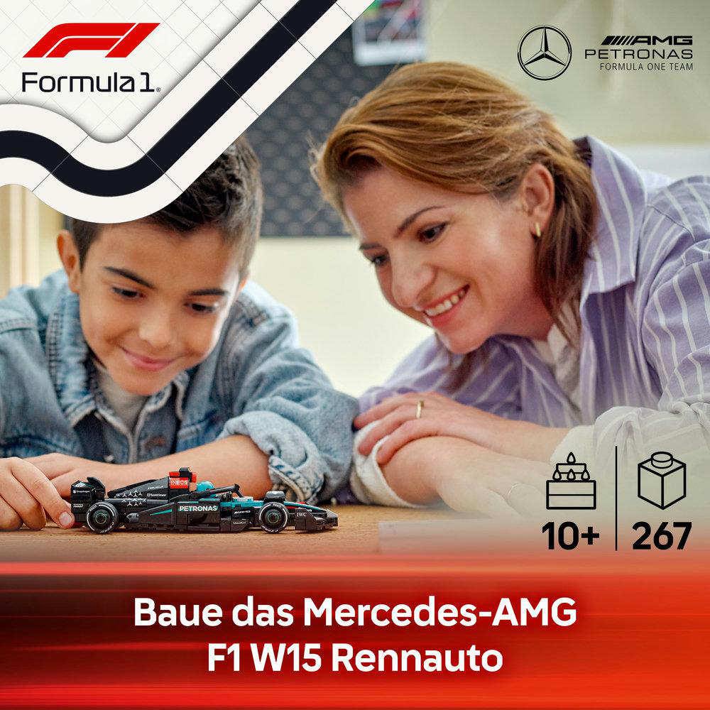 Ein Junge und eine Frau betrachten ein Spielzeug-Rennauto. Formel 1- und Mercedes-AMG-Logos sind sichtbar.