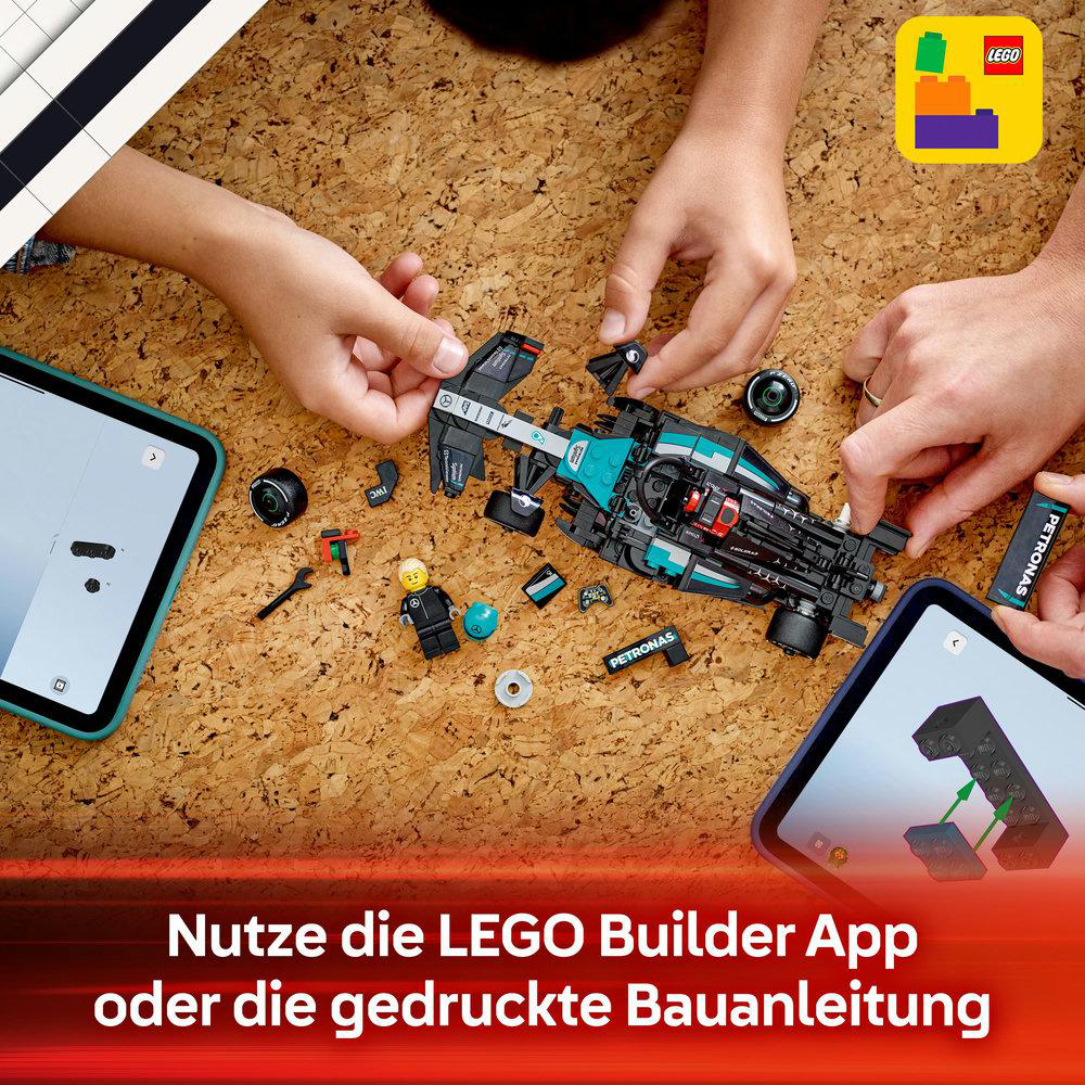 Hände, die ein LEGO-Rennauto mit digitalen Tablet-Anweisungen auf einer Korkplatte zusammenbauen. LEGO-Logo in der Ecke.