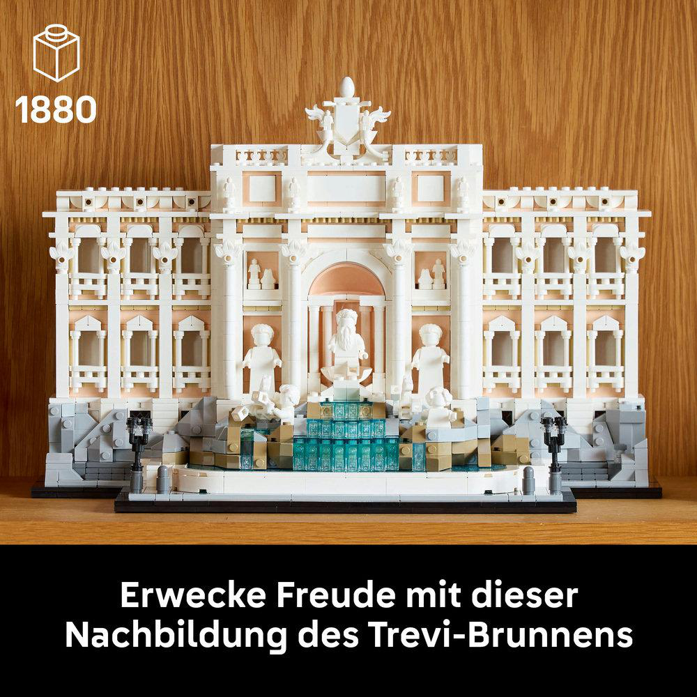Ein LEGO-Modell des Trevi-Brunnens steht auf einem Holzregal. Das Modell ist weiß, beige und grau.