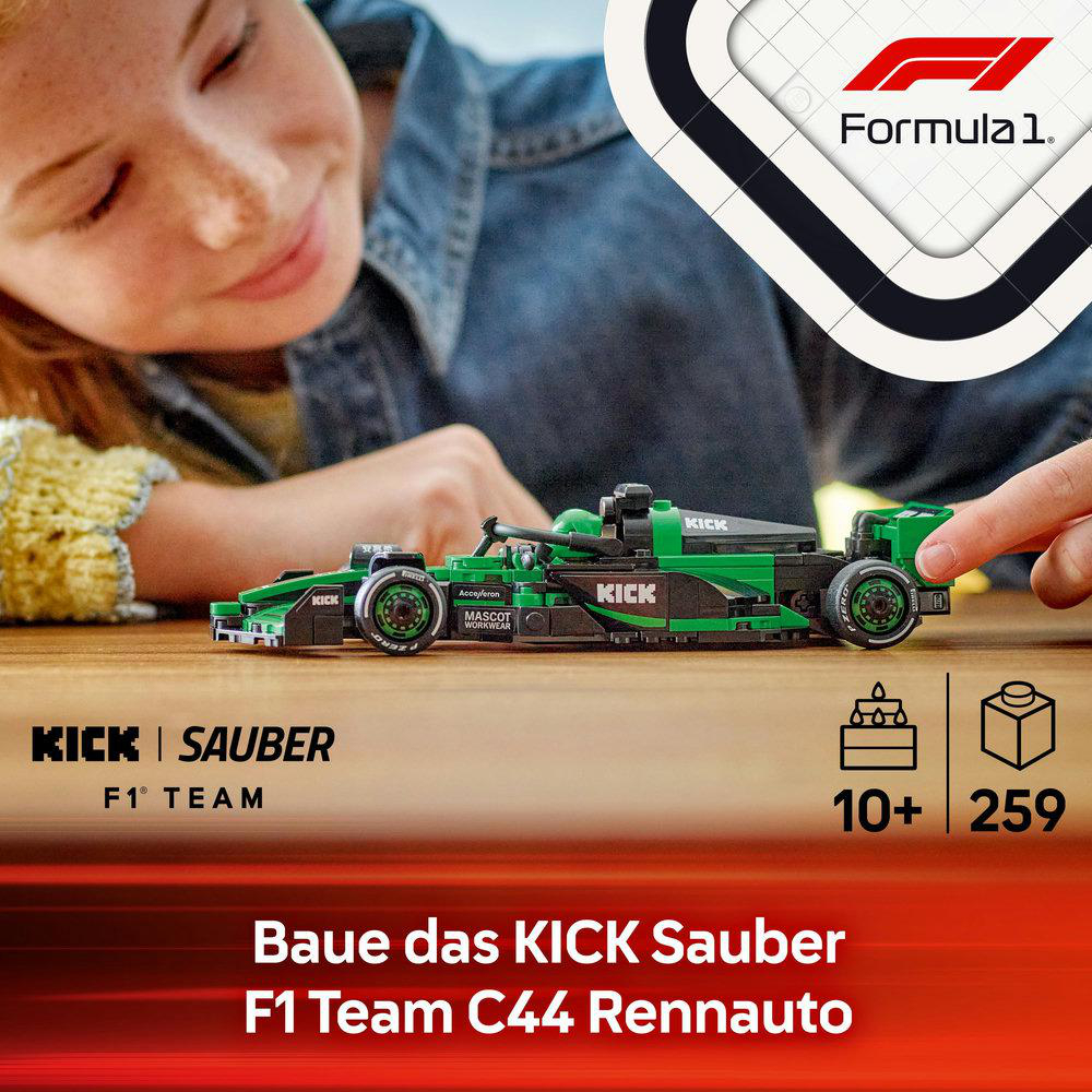 Ein Kind spielt mit einem grünen und schwarzen Spielzeug-Rennwagen. Ein Logo ist sichtbar.