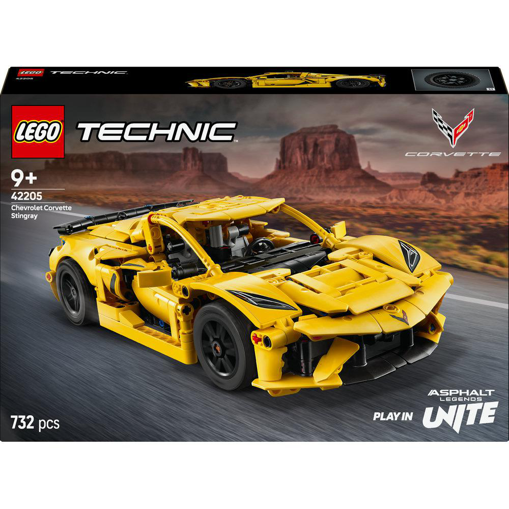 Gelbes LEGO Technic Chevrolet Corvette Stingray Modell auf einer Straße, mit Box.