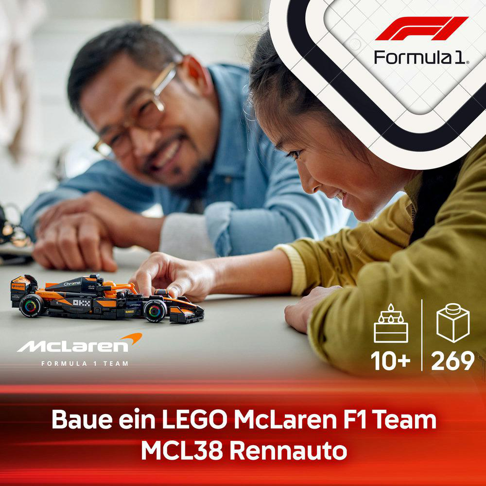 Zwei Personen betrachten ein LEGO McLaren F1 Auto. LEGO-Teile und Logo sind sichtbar.