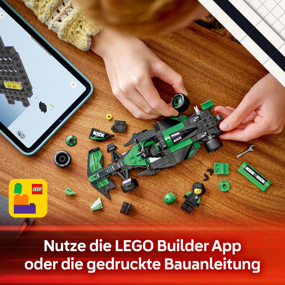 Eine Person baut ein grünes Lego-Rennauto mit Tablet und Legoteilen zusammen.
