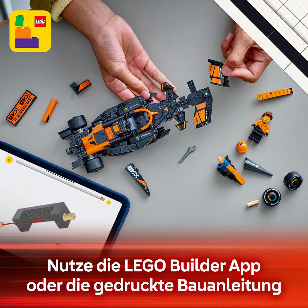 Eine Person baut auf einem Tisch ein Lego-Rennwagen-Set zusammen. Das Set ist orange und schwarz.