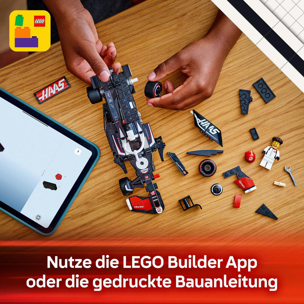 Ein Lego-Rennwagen wird zusammengebaut. Teile sind auf einem Holztisch verstreut, mit einem Tablet und Lego-Logo.