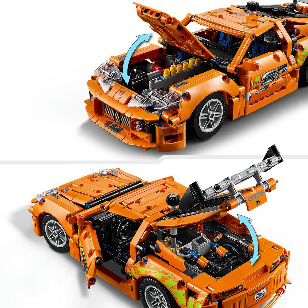 Zwei Ansichten eines orangefarbenen Spielzeugautos mit geöffneter Motorhaube und Türen.