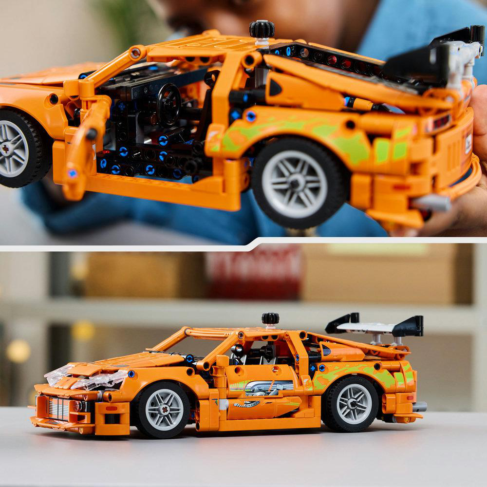 Ein Lego-Auto im Bau, mit Nahaufnahme und Gesamtansicht.