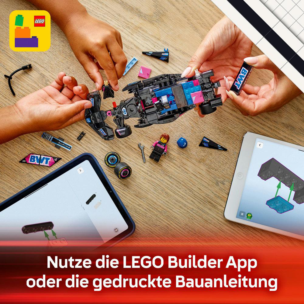 Hände montieren ein Lego-Rennauto mit Tablet und Werkzeug.
