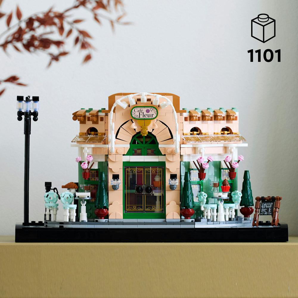 LEGO Set eines Cafégebäudes mit Details und Figuren.