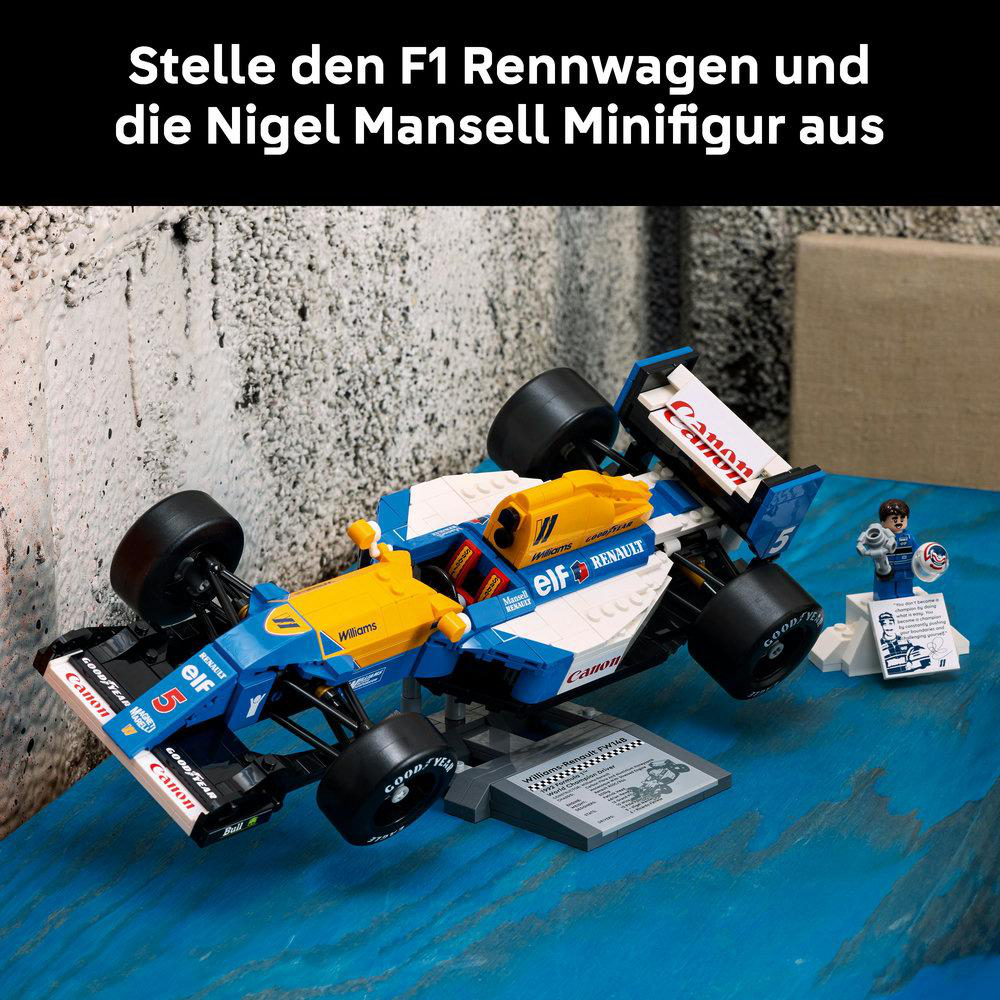Ein LEGO-Modell eines blau-gelben Rennwagens. Eine Minifigur wird zusammen mit einem Rennwagen ausgestellt.