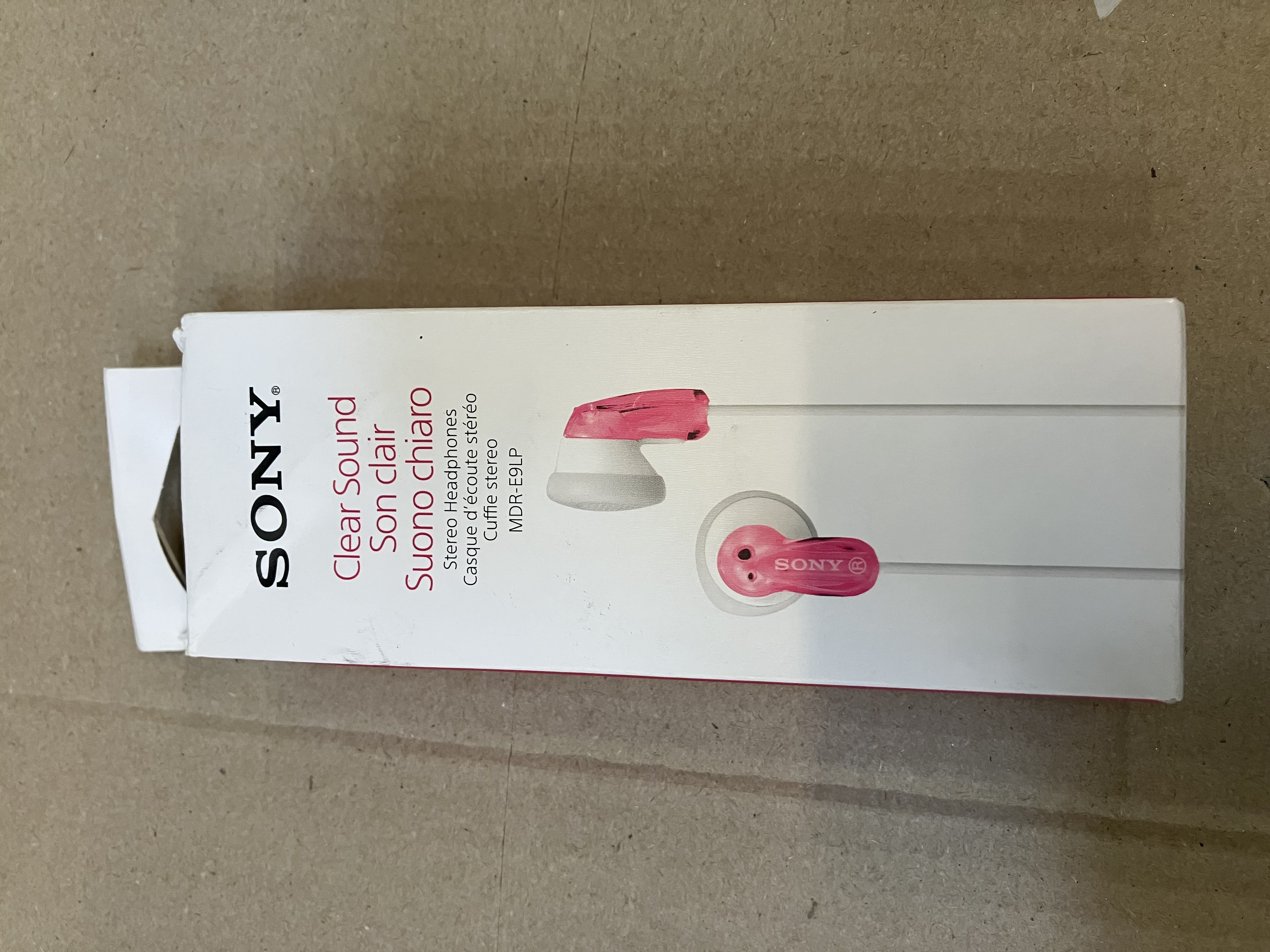 Biało-czerwone pudełko Sony. Na pudełku widnieją napisy "Clear Sound" i "Sony".