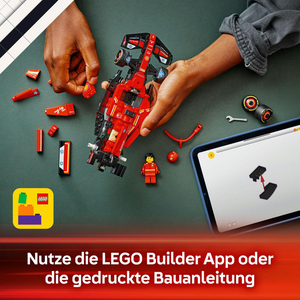 Eine Person, die einen Lego-Rennwagen-Bausatz zusammenbaut, mit Anweisungen auf einem Tablet, auf grüner Oberfläche.